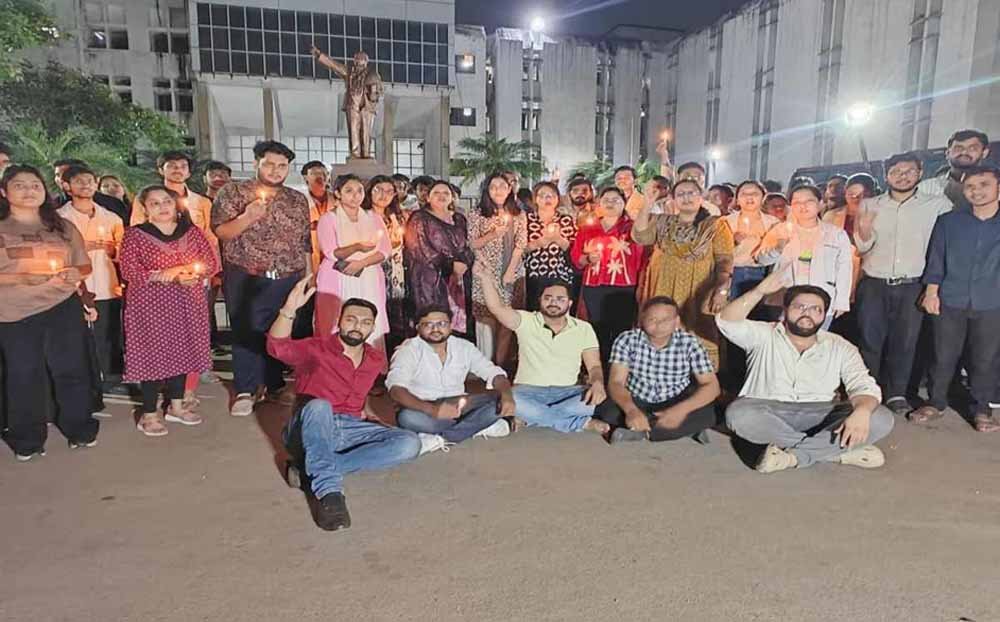 बाहरी राज्यों से आउटसोर्सिंग का विरोध, रायपुर में डॉक्टरों ने कैंडल मार्च निकालकर जताया आक्रोश 1 Chhattisgarh News 06 3 16