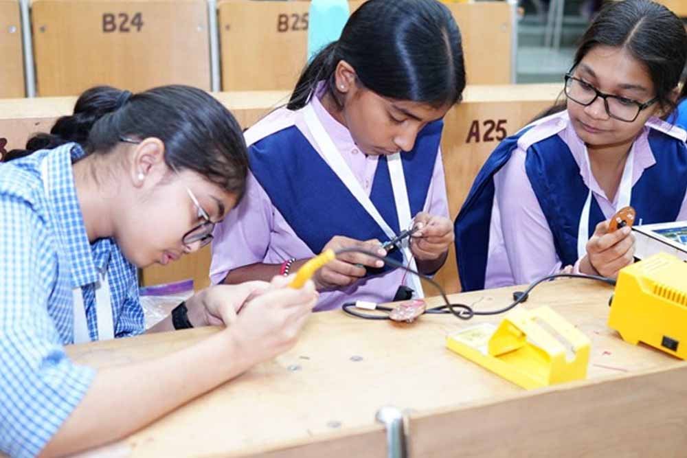 अब बस्तर से निकलेगी चिप टेक्नोलॉजी की नई प्रतिभा, 30 मेधावी छात्रों को IIT मद्रास में मिलेगा प्रशिक्षण 1 Chhattisgarh News 06 3 20