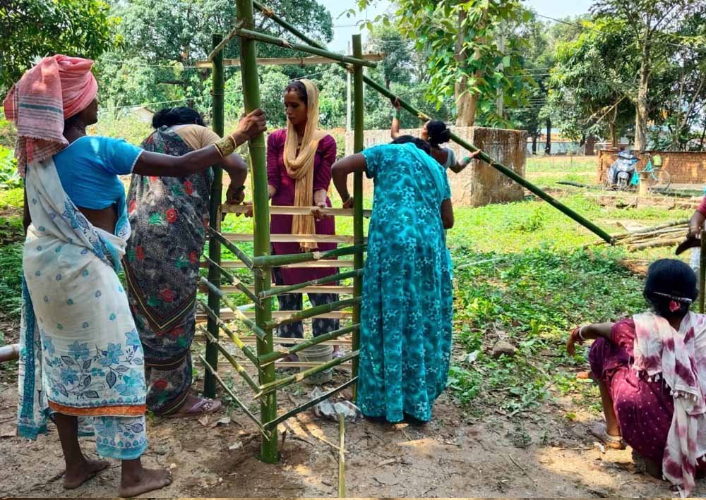 सुकमा में लखपति दीदी अभियान को बांस के ट्री गार्ड निर्माण से मिलेगी नई गति 1 Chhattisgarh News 07 3 15