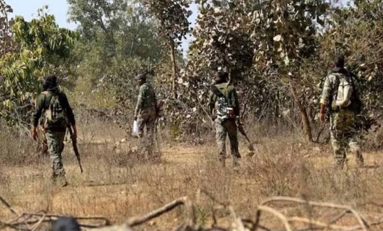 जंगल में छिपाकर रखा था नक्सली डंप, कांकेर से बंदूक, वायरलेस सेट समेत कई सामान बरामद 1 Chhattisgarh News 10 3 11