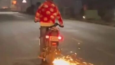 गिरफ्तारी के बाद भी नहीं टूटा रौब, पुलिस गाड़ी में रील बनाकर वायरल किया ‘आज जेल, कल बेल’ 4 Chhattisgarh News 11 3 7