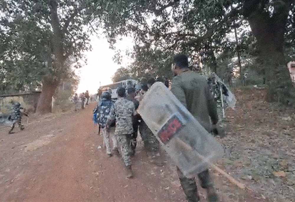 धर्मांतरण मुद्दे पर बवाल, भारी पुलिस बल तैनात; छावनी में तब्दील हुआ गांव 1 Chhattisgarh News 11 3 8
