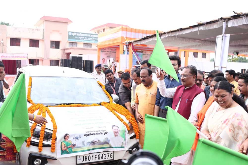 मुख्यमंत्री विष्णुदेव साय ने दिखाई हरी झंडी, दी शुभकामनाएं 1 Green 01 2