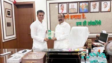 महिलाओं की मेहनत को मिला सम्मान, उप मुख्यमंत्री अरुण साव को सौंपा गया विशेष चावल का उपहार 3 arun sao n 2