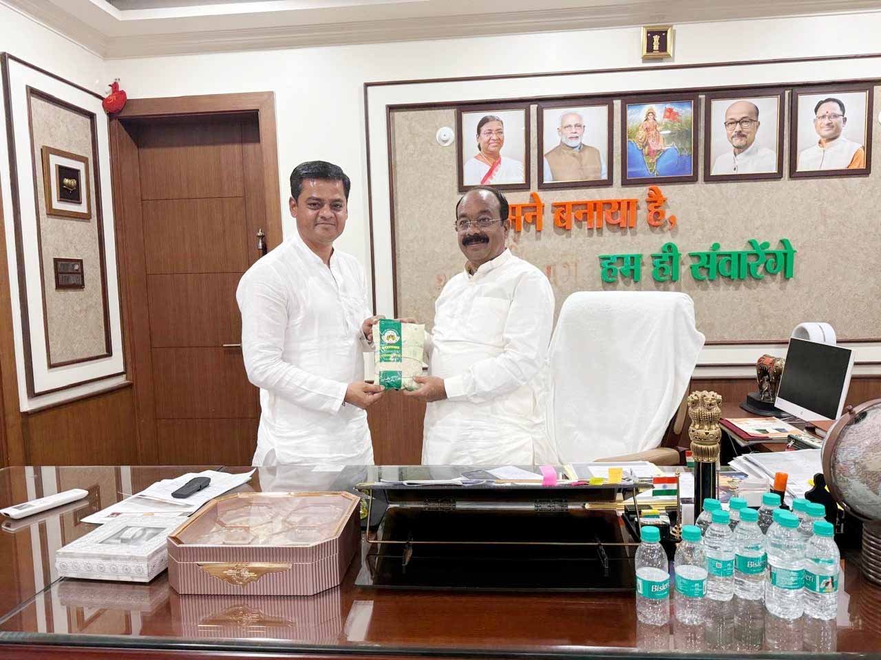 महिलाओं की मेहनत को मिला सम्मान, उप मुख्यमंत्री अरुण साव को सौंपा गया विशेष चावल का उपहार 1 arun sao n 2
