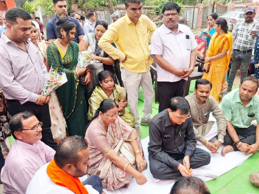 उद्योग मंत्री लखनलाल देवांगन ने सड़क डामरीकरण का कार्य प्रारंभ कराया 1 devang