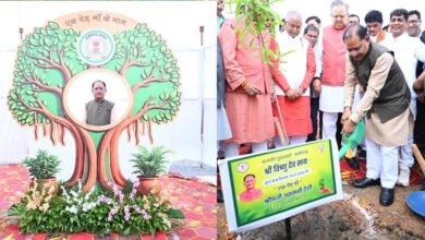विधानसभा परिसर में हरियाली का संदेश, 'एक पेड़ मां के नाम 3.0' अभियान के तहत मुख्यमंत्री विष्णुदेव साय ने लगाया रुद्राक्ष का पौधा 2 14A 203 1