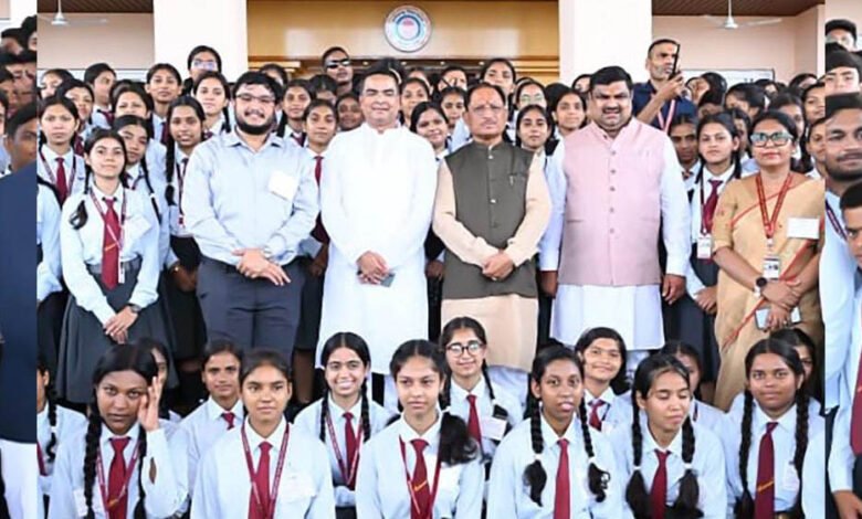 लोकतंत्र की पाठशाला बना रायपुर विधानसभा परिसर, शकुंतला विद्यालय के छात्रों ने समझी सदन की कार्यप्रणाली 8 15A 12 1