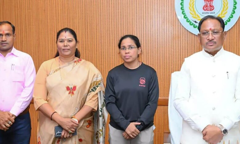 रायपुर में मुख्यमंत्री विष्णुदेव साय ने पर्वतारोही अमिता श्रीवास की सफलता को बताया छत्तीसगढ़ का गौरव 9 16A 10 2