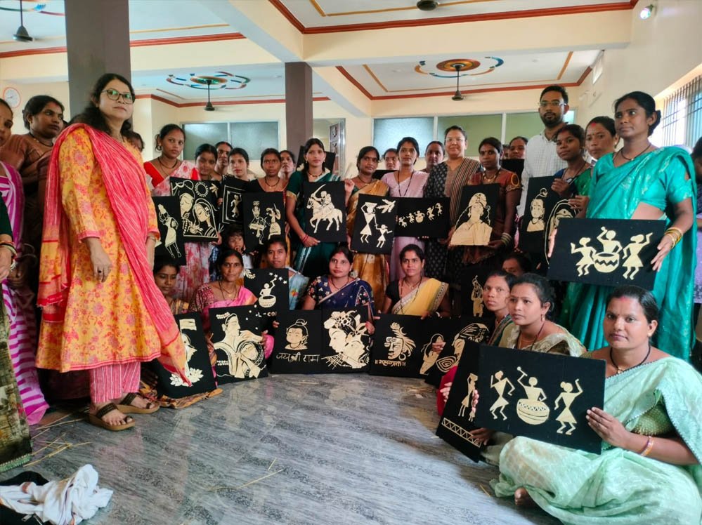 बलौदाबाजार में समूह की 40 महिलाओं को मिला धान और पैरा आर्ट का प्रशिक्षण 1 16A 129