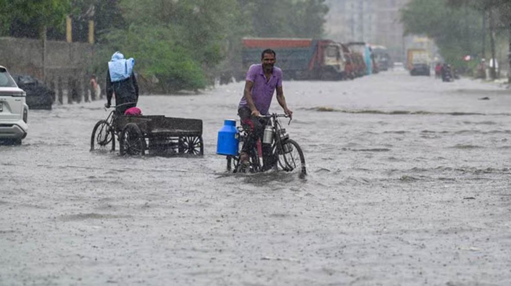 दिल्ली से उत्तराखंड तक बारिश का कहर, IMD ने 11 राज्यों के लिए जारी किया अलर्ट 1 18A203