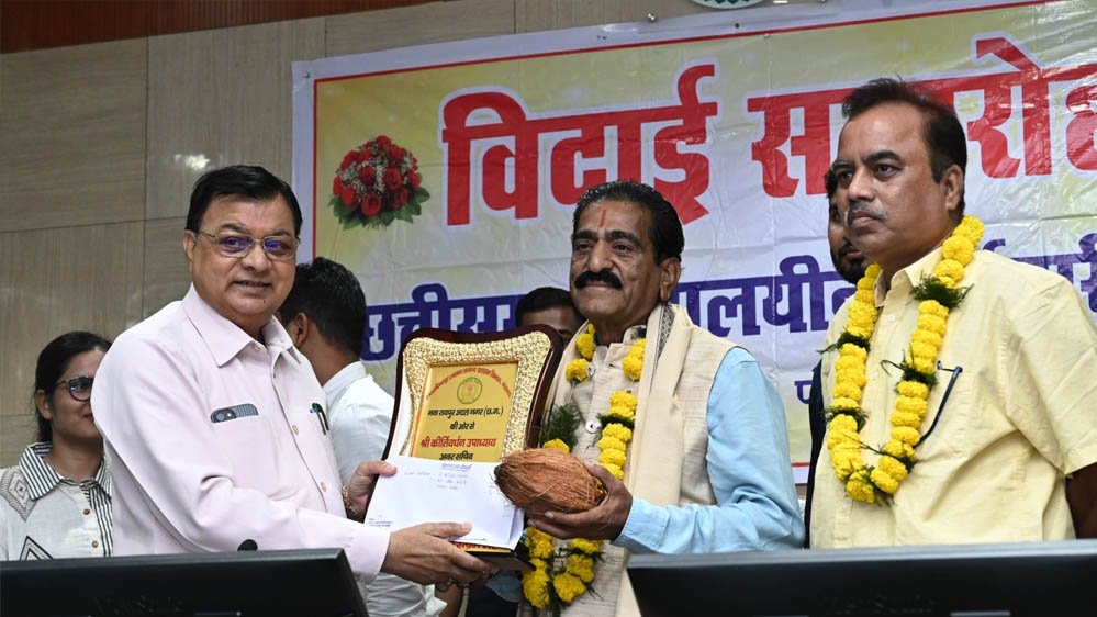 मंत्रालय के तीन अधिकारी-कर्मचारियों को सम्मानपूर्ण विदाई 1 1A 161