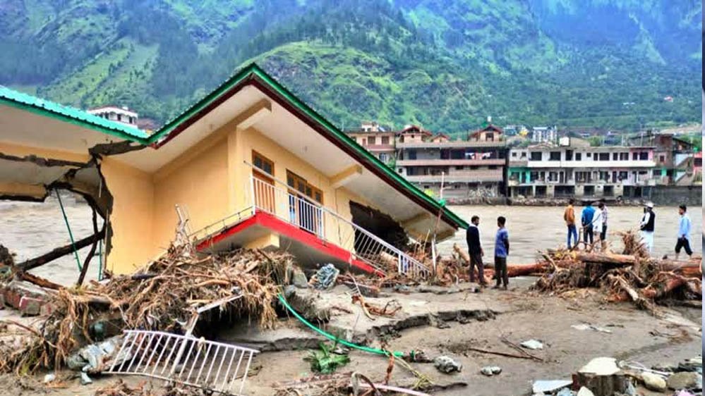 हिमाचल-उत्तराखंड में बारिश का कहर: जिस्पा में बादल फटा, धराली-हर्षिल में रातभर दहशत 1 1A 35