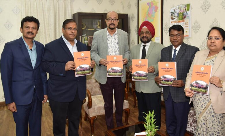 राज्यपाल डेका को प्रमुख लोकायुक्त उबोवेजा ने आयोग का वार्षिक प्रतिवेदन सौंपा 9 21A 158