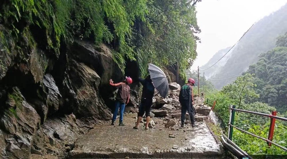 बारिश बनी बाधा! केदारनाथ मार्ग पर मलबा और बोल्डर गिरने से यात्रा रोकी गई, प्रशासन अलर्ट 1 22A 149