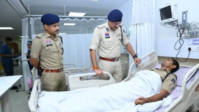 अस्पताल में घायल पुलिसकर्मियों से मिले पुलिस कमिश्नर संजीव शुक्ला, स्वास्थ्य का लिया जायजा 3 23A 24