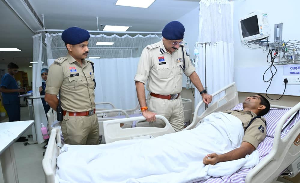 अस्पताल में घायल पुलिसकर्मियों से मिले पुलिस कमिश्नर संजीव शुक्ला, स्वास्थ्य का लिया जायजा 1 23A 24