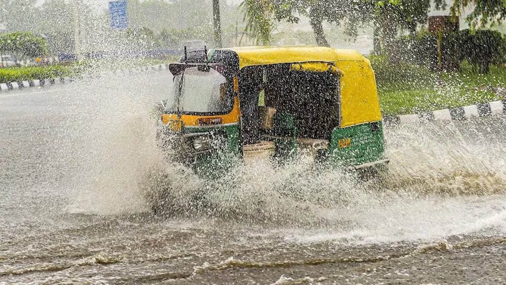 भारी बारिश का बड़ा अलर्ट! गुजरात, जम्मू-कश्मीर और यूपी के कई जिलों में IMD ने जारी किया रेड और ऑरेंज अलर्ट 1 24A 31