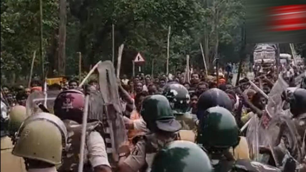 Surajpur Violence: भूमि अधिग्रहण को लेकर भड़का विवाद, DSP समेत 24 से अधिक पुलिसकर्मी घायल, इलाके में तनाव 1 24A 95 2