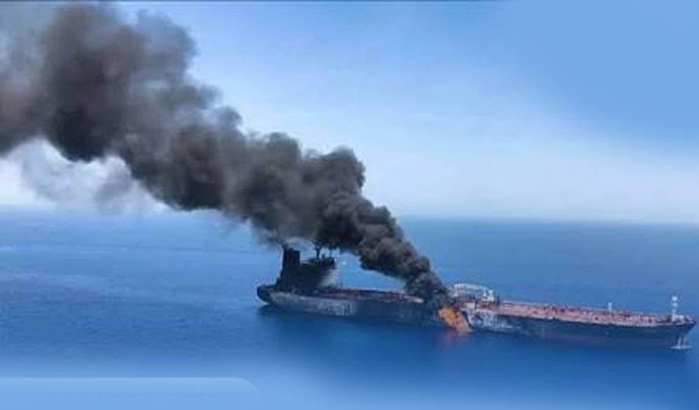 Hormuz Strait के पास मिसाइल अटैक से हड़कंप! LPG टैंकर पर हमला, 28 भारतीय थे सवार, दूतावास ने दी जानकारी 1 25A 97