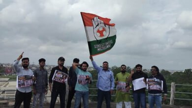 भोपाल में कांग्रेस का अनोखा प्रदर्शन, पानी की टंकी पर चढ़कर अमित शाह के इस्तीफे की उठाई मांग 3 27A 16