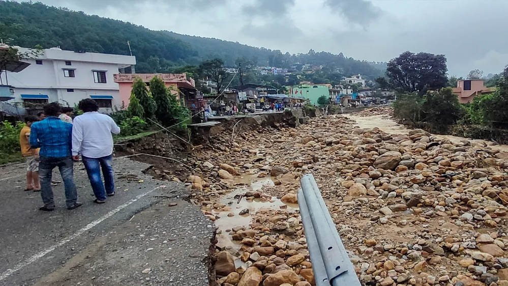 Rain Alert Uttarakhand: गंगा खतरे के करीब, बदरीनाथ हाईवे पर भूस्खलन; बारिश से जनजीवन प्रभावित 1 30A 23