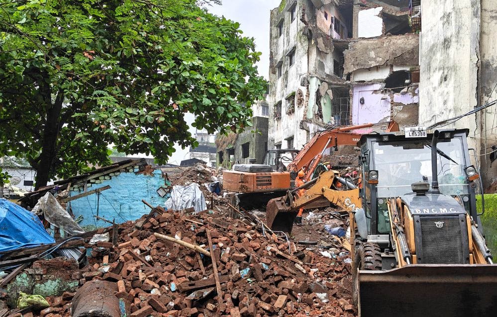 भिवंडी में दर्दनाक हादसा! 4 मंजिला इमारत भरभराकर गिरी, 7 की मौत, कई लोगों के मलबे में दबे होने की आशंका 1 31A 14