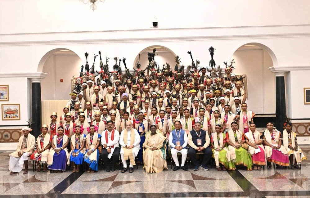 CG News: राष्ट्रपति मुर्मु से मिले बस्तर पंडुम-2026 विजेता, परगना मांझी और पद्म पुरस्कार विजेताओं के प्रतिनिधि भी रहे मौजूद 1 31A 15 1