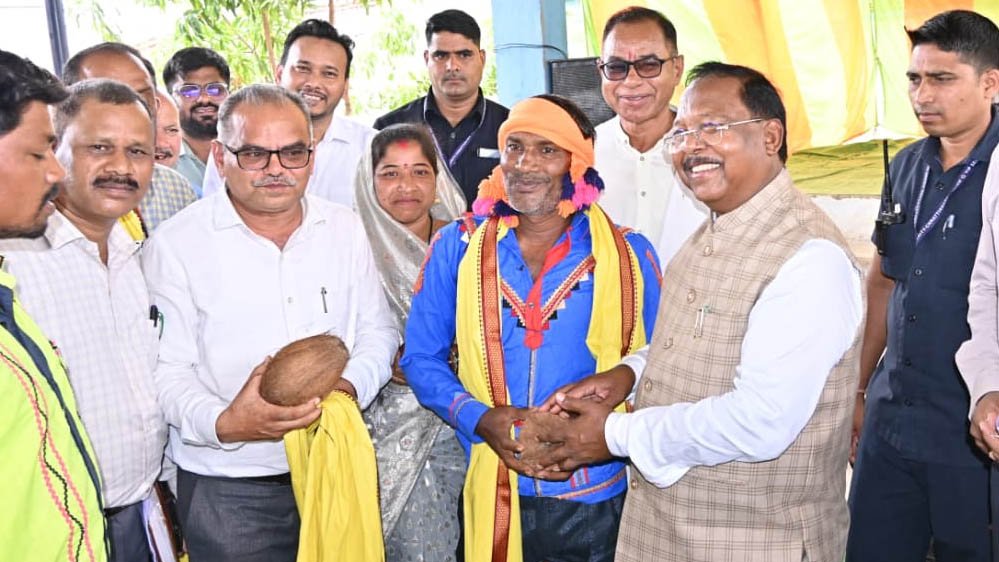 कृषि मंत्री रामविचार नेताम ने उन्नत वत्स प्रदर्शनी का किया अवलोकन, विभागीय नवाचारों की सराहना 1 3A 33 1