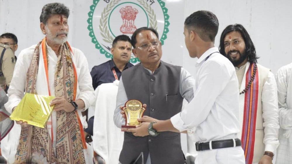 रायपुर में मेधावी छात्रों का सम्मान, मुख्यमंत्री विष्णुदेव साय ने उज्ज्वल भविष्य की दी शुभकामनाएं 1 3A 9