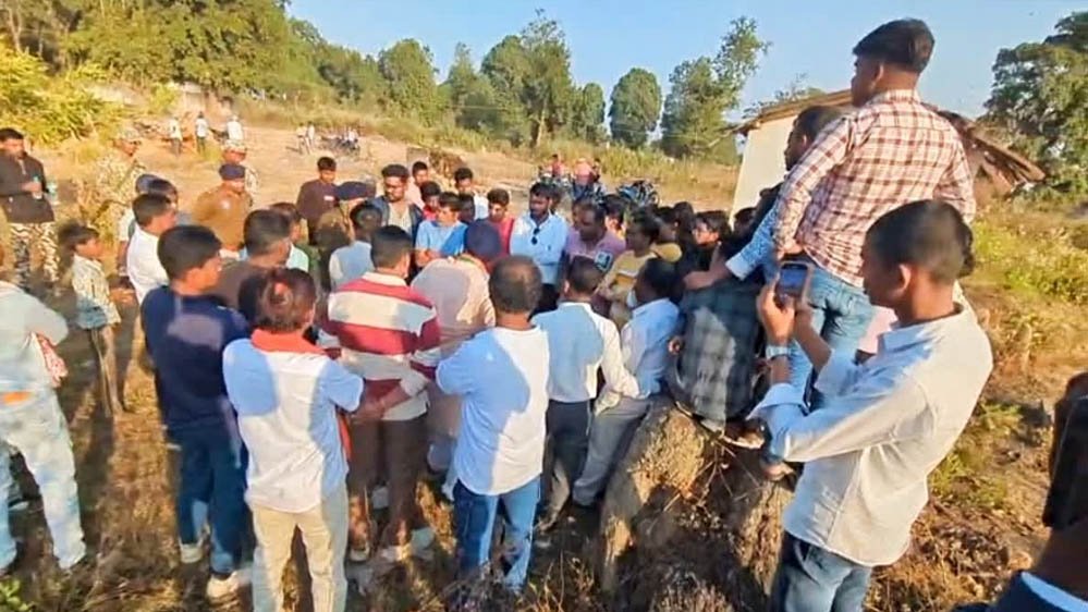 धर्मांतरण को लेकर गांव में विवाद, ग्रामसभा के फैसले के बाद आदिवासी परिवार का सामाजिक बहिष्कार चर्चा में 1 3A 93