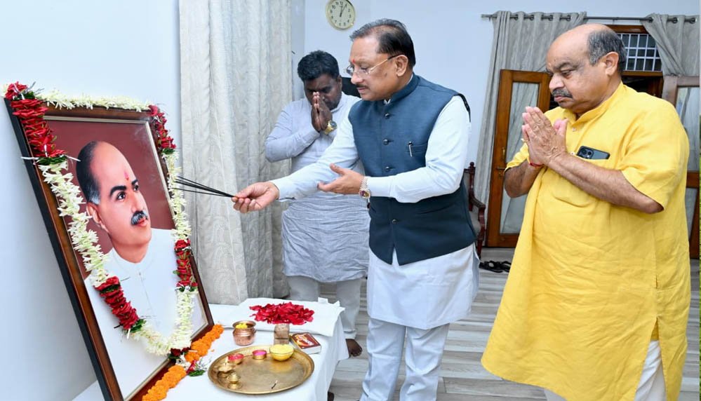 मुख्यमंत्री विष्णुदेव साय ने डॉ. श्यामा प्रसाद मुखर्जी की 125वीं जयंती पर उन्हें किया नमन 1 6A 131