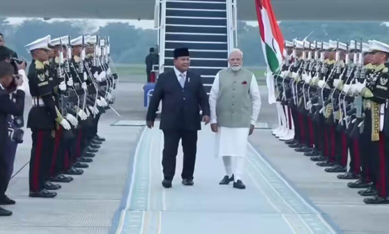 PM Modi Indonesia Visit: इंडोनेशिया पहुंचते ही फाइटर जेट्स ने किया एस्कॉर्ट, भव्य स्वागत की तस्वीरें चर्चा में 8 6A 223