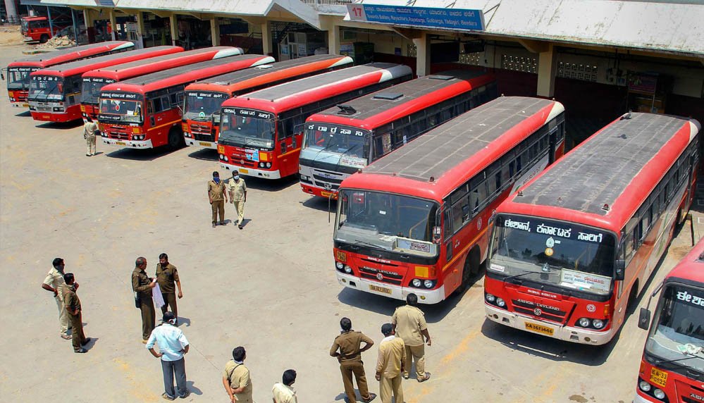 Karnataka Bus Controversy: बिना हेडलाइट सड़क पर दौड़ी KKRTC बसें, मोबाइल टॉर्च के सहारे सफर से गरमाई सियासत 1 6A 86
