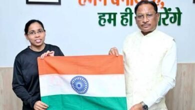 मुख्यमंत्री विष्णुदेव साय ने माउंट एवरेस्ट फतह करने वाली पर्वतारोही अमिता श्रीवास को दी बधाई 4 Amita 01