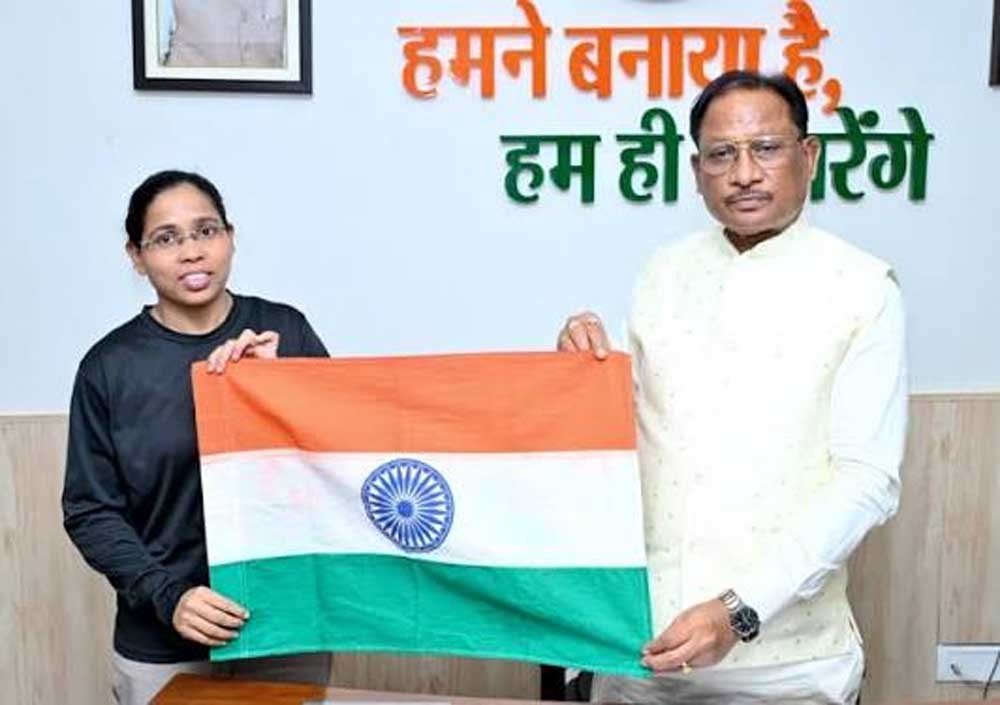 मुख्यमंत्री विष्णुदेव साय ने माउंट एवरेस्ट फतह करने वाली पर्वतारोही अमिता श्रीवास को दी बधाई 1 Amita 01