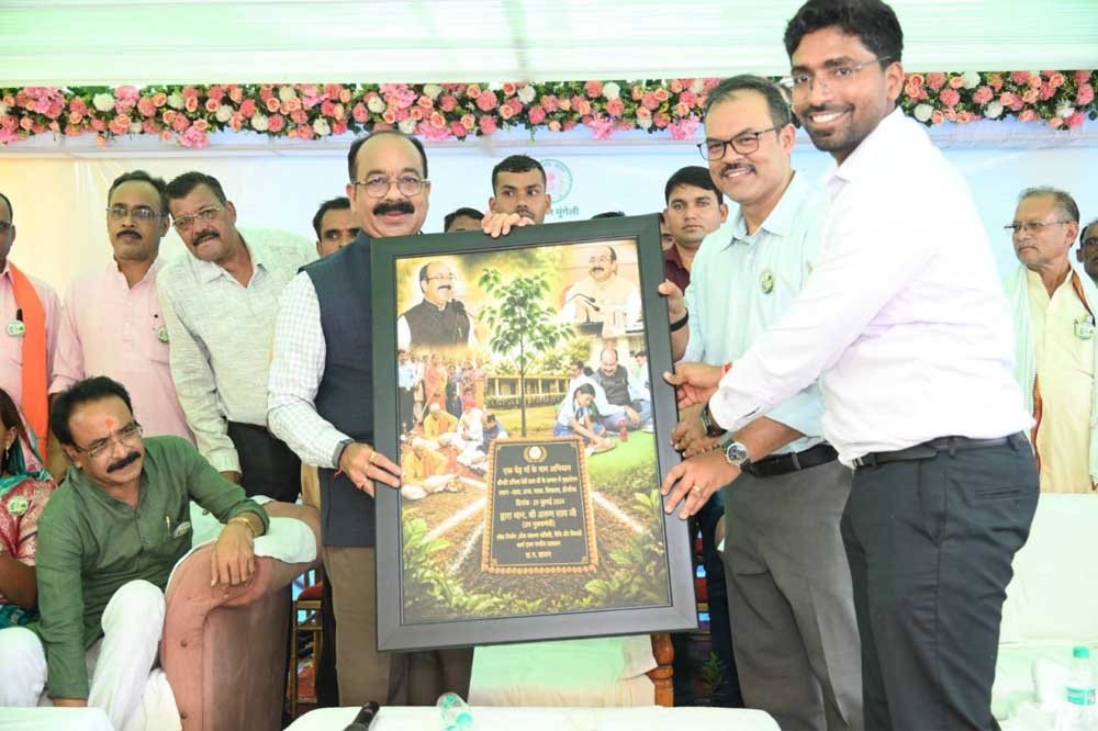 बैगाकापा से हरित अभियान की शुरुआत, ‘वृक्ष मित्र वाहन’ को दिखाई हरी झंडी 1 Arun 03