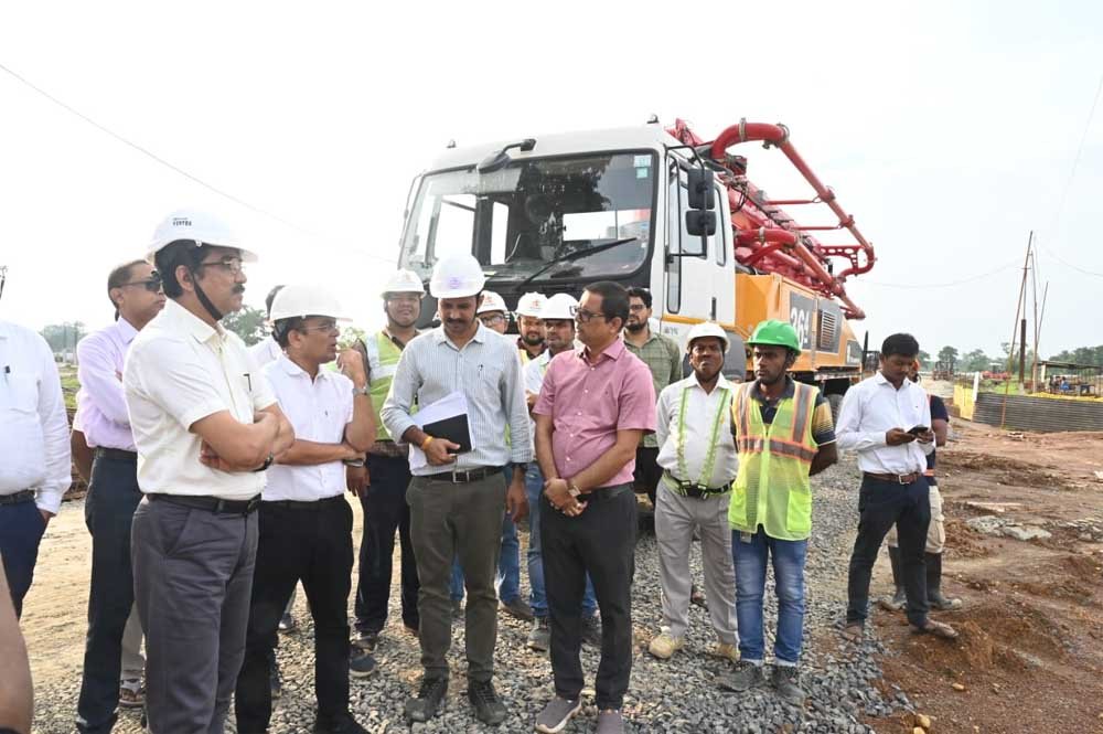 संभागायुक्त-कलेक्टर ने मेडिकल कॉलेज परिसर में किया पौधरोपण 1 Bilaspur 03
