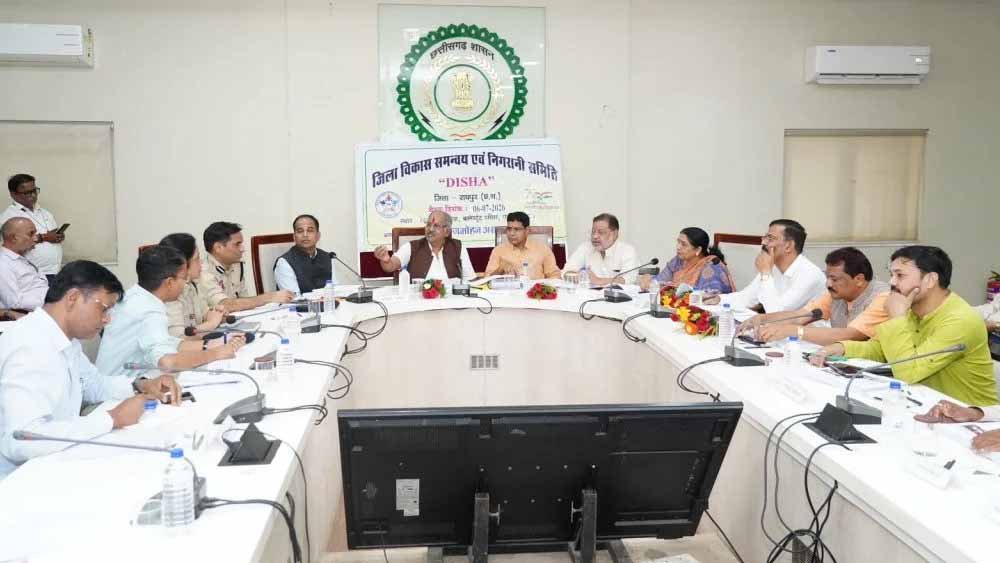 शिक्षा, स्वास्थ्य और विकास कार्यों पर बड़ा फैसला, सांसद बृजमोहन अग्रवाल ने अधिकारियों संग की समीक्षा बैठक 1 Chhattisgarh News 02 3 5