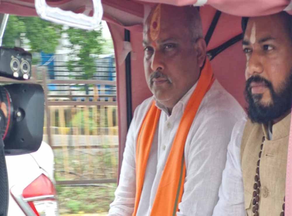 छत्तीसगढ़ विधानसभा में मंत्री गुरु खुशवंत साहेब की अलग एंट्री, पिंक ई-रिक्शा से पहुंचे सदन 1 Chhattisgarh News 04 2 9