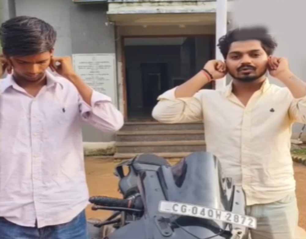 वायरल रील बनी मुसीबत, रायपुर में बाइक की टंकी पर लड़की बैठाकर स्टंट करने वाले युवक पर पुलिस का शिकंजा 1 Chhattisgarh News 04 3 22