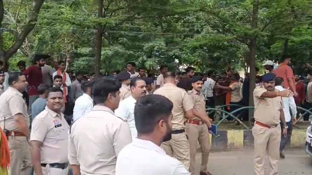 बिलासपुर में प्रार्थना सभा को लेकर हंगामा, हिंदू संगठनों के धर्मांतरण के आरोप से गरमाई सियासत 1 Chhattisgarh News 04 3 3