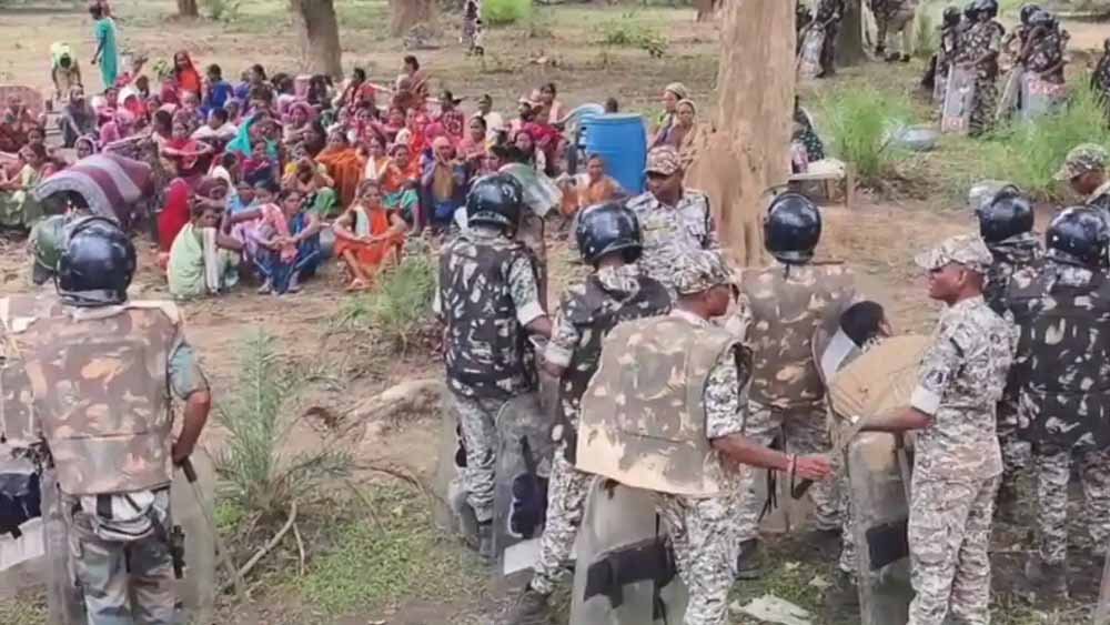 धर्मांतरण विवाद से बस्तर में बढ़ा तनाव, कई गांव पुलिस छावनी में तब्दील 1 Chhattisgarh News 04 3