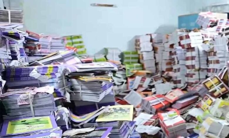 दुर्ग में सरकारी किताबें कबाड़ी को बेचने पर एक्शन, प्रधान पाठक तत्काल निलंबित 10 Chhattisgarh News 05 1 16