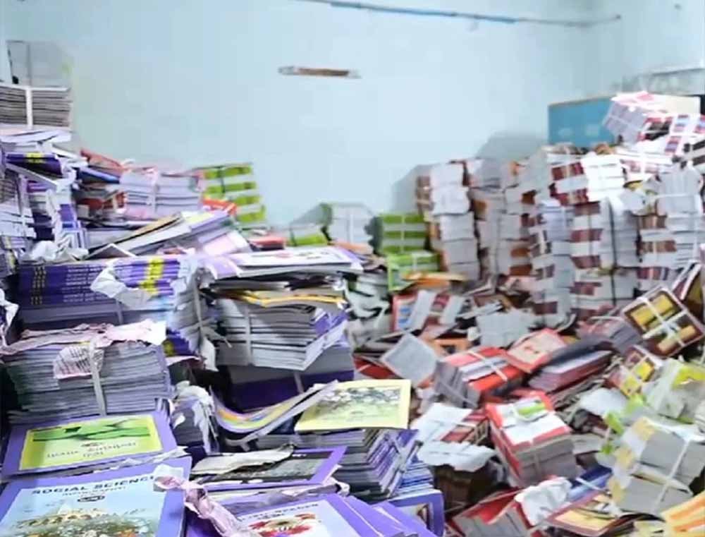 दुर्ग में सरकारी किताबें कबाड़ी को बेचने पर एक्शन, प्रधान पाठक तत्काल निलंबित 1 Chhattisgarh News 05 1 16