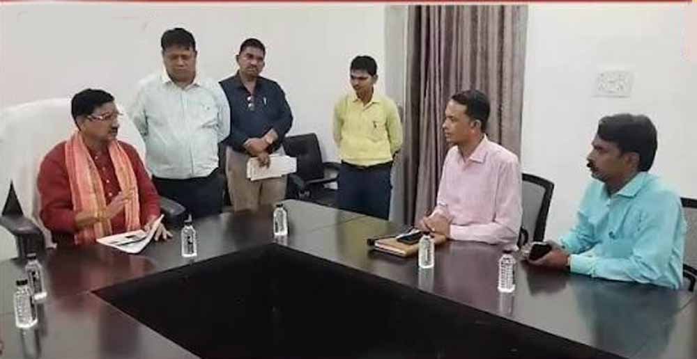 बिलासपुर समीक्षा बैठक में केंद्रीय मंत्री तोखन साहू का बड़ा एक्शन, जल जीवन मिशन की धीमी रफ्तार और बिजली कटौती पर जताई नाराजगी 1 Chhattisgarh News 05 2 5