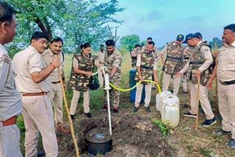 CG Breaking: अवैध शराब के खिलाफ कार्रवाई करने पहुंची पुलिस पर हमला, 6 ग्रामीणों पर कसा शिकंजा 1 Chhattisgarh News 07 3 24