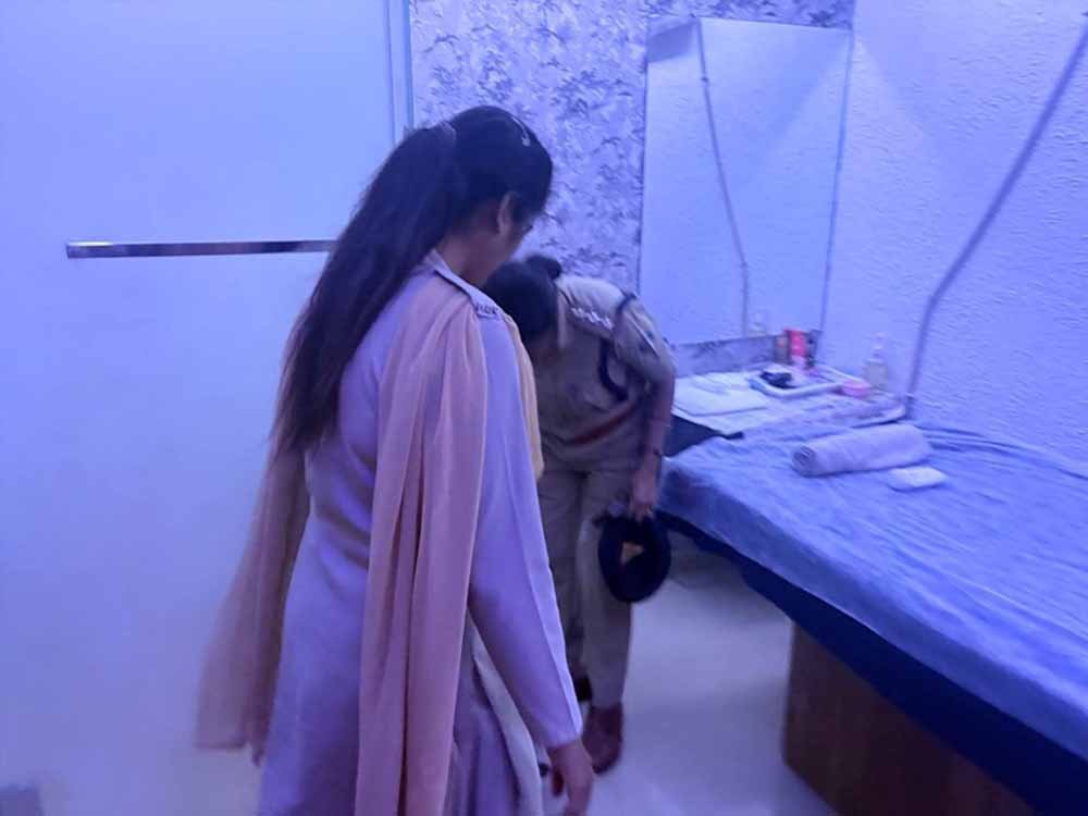CG News: रायपुर के स्पा सेंटरों पर पुलिस की रेड, लापरवाही बर्दाश्त नहीं; सख्त कार्रवाई की चेतावनी 1 Chhattisgarh News 07 3 7
