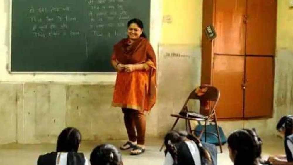 छत्तीसगढ़ सरकार का बड़ा फैसला, पात्र शिक्षकों की पुनर्नियुक्ति शिक्षा सत्र 2026-27 तक होगी 1 Chhattisgarh News 10 3