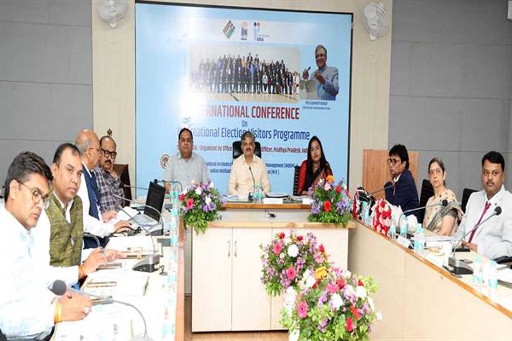 लोकतांत्रिक प्रक्रियाओं को मजबूत बनाने, निर्वाचन प्रबंधन में नवाचार, मतदाता सहभागिता, तकनीक के प्रभावी उपयोग एवं निर्वाचन से जुड़ी वैश्विक 1 Chif 01 2